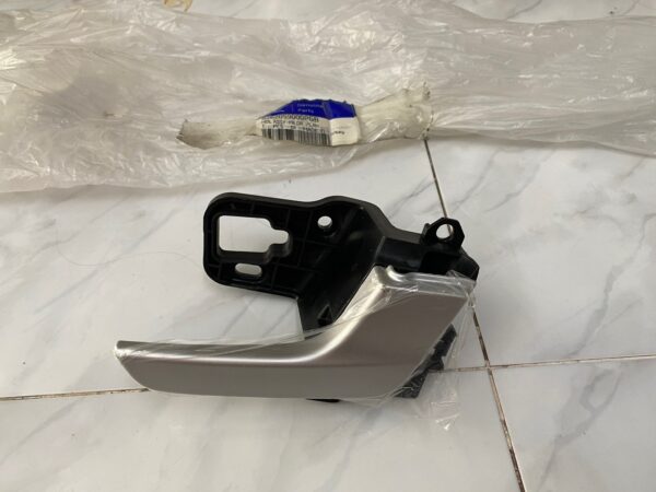 Tay Mở Cửa Trong Xe 16 Chỗ Hyundai Solati H350