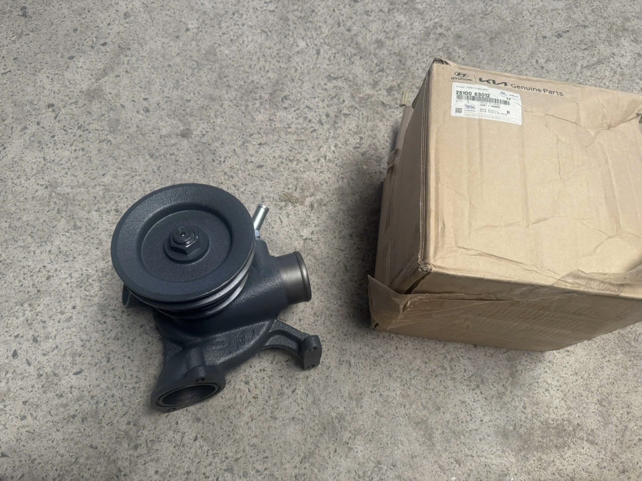 Bơm Nước Hyundai HD260 HD270 HD320 HD360 HD700 HD1000 Xcient Universe Bơm Nước Hyundai HD260 HD270 HD320 HD360 HD700 HD1000 Xcient Universe